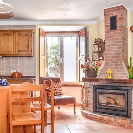 Nyaraló Cosy House Near With Shared Swimming Pool *