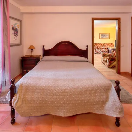 Nyaraló Cosy House Near With Shared Swimming Pool *