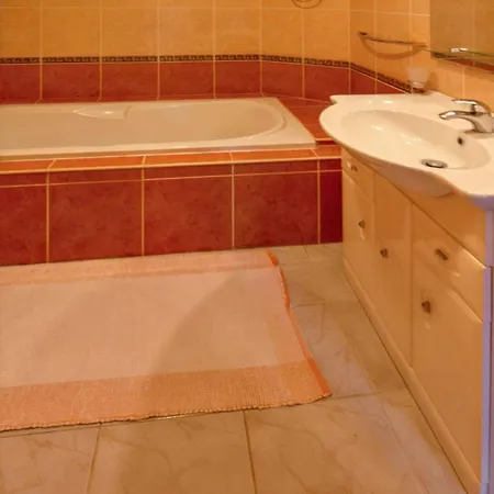 Cosy House Near With Shared Swimming Pool