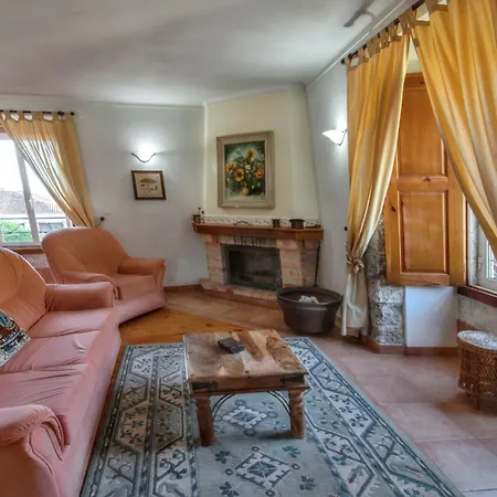 Nyaraló Cosy House Near With Shared Swimming Pool *