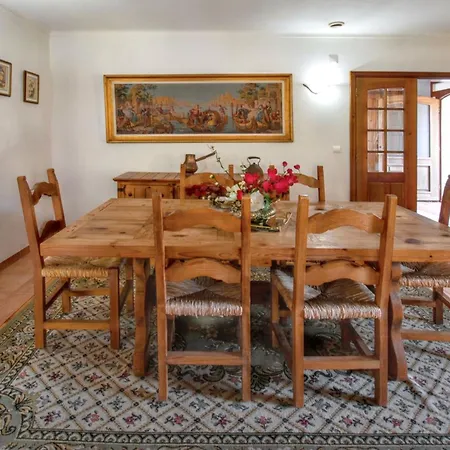 Cosy House Near With Shared Swimming Pool