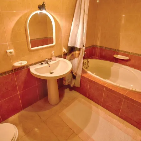 Cosy House Near With Shared Swimming Pool *