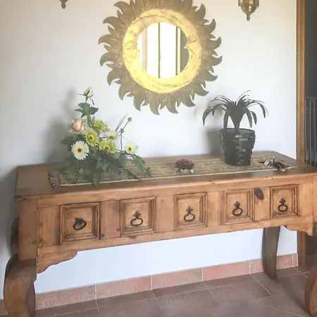 Nyaraló Cosy House Near With Shared Swimming Pool *